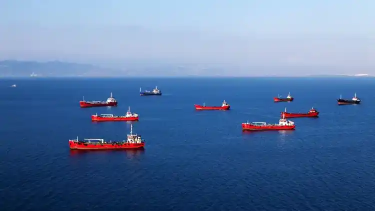 Nueve contenedores esperando ser cargados