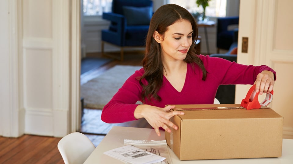 Mujer preparando una devolución de UPS