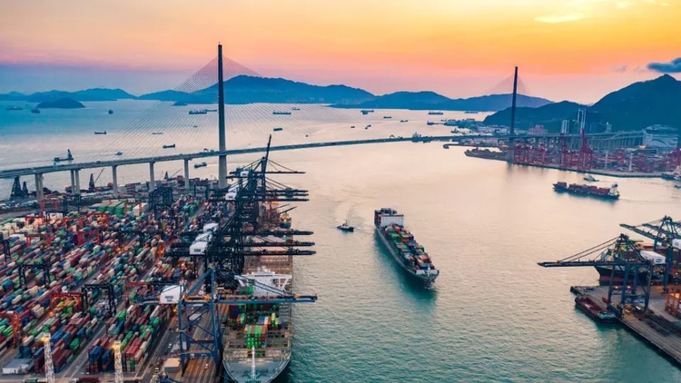 navire au coucher du soleil dans le port de Hong Kong