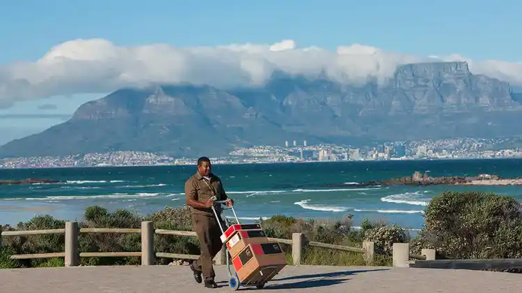 Livreur UPS avec livraison sur chariot