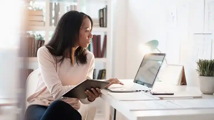 Femme d’affaires travaillant sur un ordinateur portable