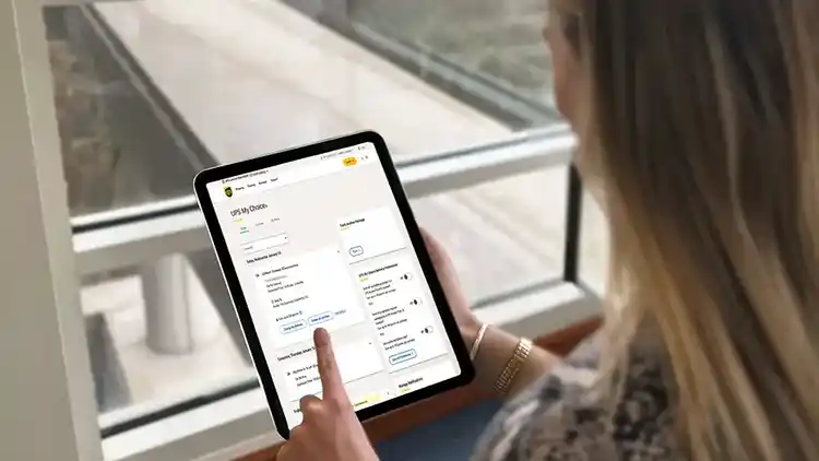 Persona mirando su cuenta de UPS My Choice en su tableta.