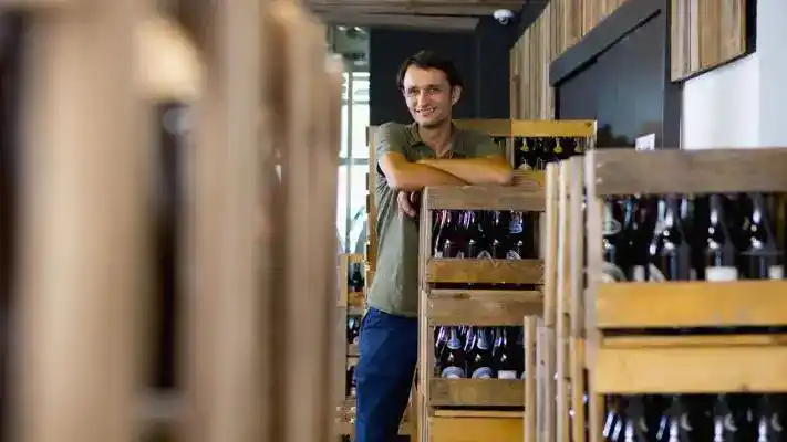 Un utilisateur sur des caisses