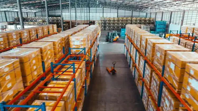 裝滿庫存的倉庫