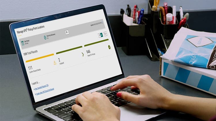 klient piszący na komputerze